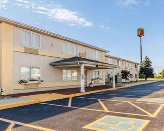 Super 8 by Wyndham Ionia MI - Ionia - Building