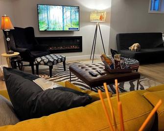 Luxurious Private Apartment - Oakville - Living room