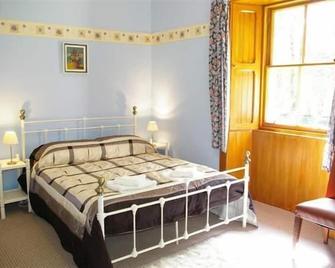 Eagle Lodge, Gatehouse adjacent to A73, Carmichael Country Cottages. Pets Welcome - Biggar - Bedroom