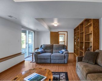 Epic Lake House W Kayaks and Lake Access - Sedro Woolley - Living room