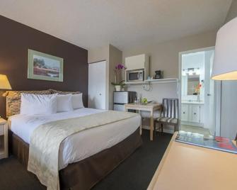 The Maple Leaf Motel Inn Towne - Oliver - Bedroom