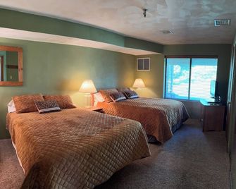 Ski- In, Ski- Out, Ground Floor, Wi-Fi , use of hot tub & fireplace in Lounge - Champion - Bedroom