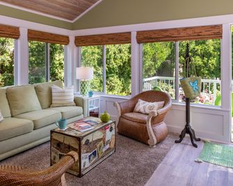 Inn At The Park Bed And Breakfast - South Haven - Living room