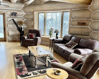 Total privacy, private beach, one of a kind full log home - Presque Isle - Living room