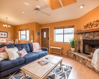 Red Rock Casita | Hiking, Biking, Golf/Tennis/Hot Tub/Pool - Village of Oak Creek - Living room