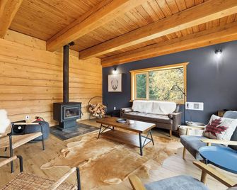 Cozy Cabin on 77 acres with Private Lake - Pet Friendly! - Clearwater - Living room