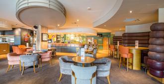 Premier Inn Swansea Waterfront - Swansea - Lobby