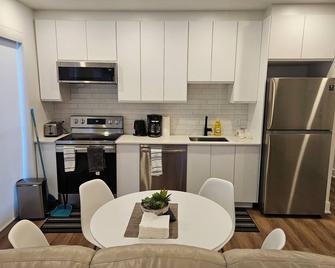 Cozy Renovated Apartment in Pointe-Claire with AC, WiFi, Parking, Washer & Dryer - Pointe-Claire - Küche