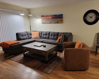 The Marilyn House- Fun In The Sun! ncaa Men's -Final Four apr 6-8, 2024 - Sun City - Living room