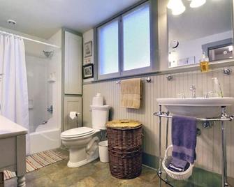 Just like Grandma's House, All Grown Up! - Bellefonte - Bathroom