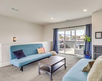 Luxe Midtown Townhome 2 Mi to Dtwn Reno! - Reno - Living room