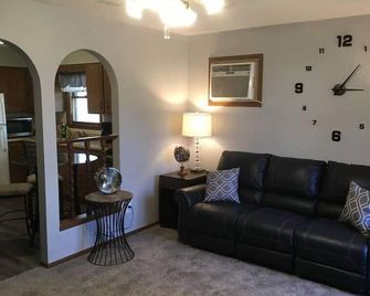 Fantastic 1-Bedroom Property In Great Location! - St Joseph - Obývací pokoj
