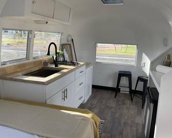 Rustic Charm meets Modern Luxury: Cozy Airstream in Grand Junction, Colorado - Grand Junction - Kitchen