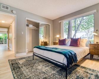 Chic Palo Alto 2BR w/ Balcony, nr Shopping & Dining, by Blueground - Palo Alto - Bedroom