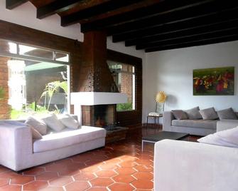 بد آند بريكفاست وي مادام - تيجوانا - غرفة معيشة