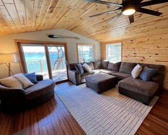 Cozy Cedar Lake Cabin - Annandale - Sala de estar