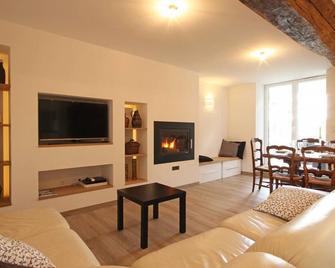 Gîte confortable avec jardin privatif, 4 chambres, étang, animaux, à Céaucé - FR-1-497-6 - Ceaucé - Sala de estar