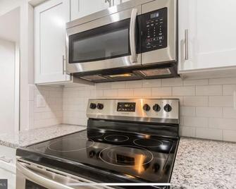 Beautiful 2BR/1BA Renovated Condo near DC w/pool - Springfield - Kitchen