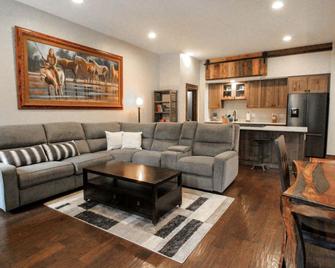 Wooden Cabin With Amazing Outdoor Living - Columbia Falls - Living room