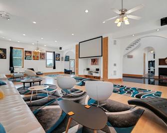 The Starlight Tower Manor, River, Arcades, Observatory, Theater - Fort Atkinson - Lounge