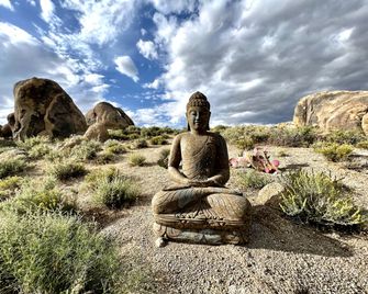 Amazing Lone Pine Cabin for Glamping in California - Lone Pine