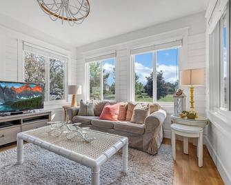 Cheerful Cottage Retreat in 'The County' on East Lake resort with pool - Picton - Living room