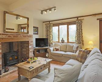 Ash - Three Bedroom House, Sleeps 6 - Halesworth - Huiskamer