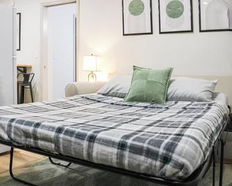 Cozy Riverside Apt. Min to Downtown Louisville. King Bed, Coffee Bar! - Jeffersonville - Bedroom