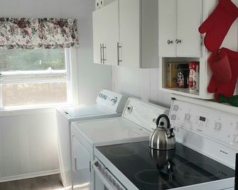 Peaceful/ Oceanfront - Housekeeping Cottage with water access. - Musquodoboit Harbour - Kitchen