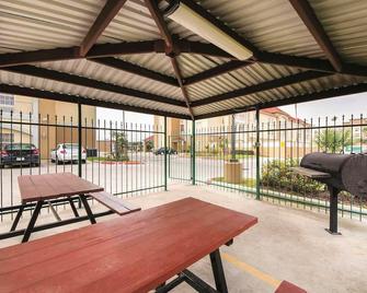 La Quinta Inn & Suites by Wyndham Pharr North McAllen - Pharr - Patio