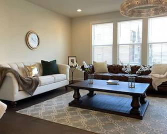 New Luxury 3 Bedr, Entertainment Kitchen, Work From Home, Sought After - Chantilly - Living room