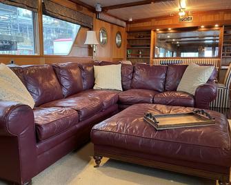 Don't Book A Place, Book An Alaskan Adventure On An 85 Foot Super Yacht - Ketchikan - Wohnzimmer