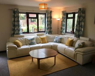 Prancing Hare Lodge Hot Tub - Carmarthen - Huiskamer