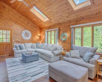White Mountain Retreat in Sugar Hill- updated home - Sugar Hill - Living room