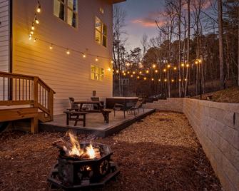 Spectacular Cottage with Hot-tub and Private Cinema in Chickamauga, Georgia - Chickamauga - Patio
