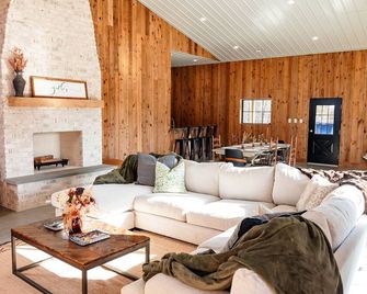 The Greenwood, a modern barndominium. Cozy, spacious, and private - Glen Allen - Living room
