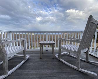 Relaxing guesthouse with pool, stunning views close to beach - Nantucket - Balcony