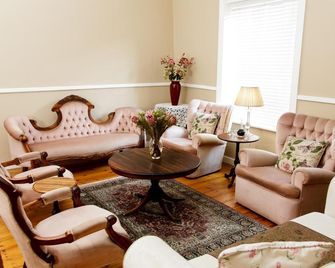 Yamkela Guest House - Oudtshoorn - Huiskamer