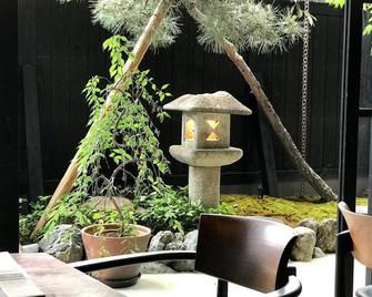 كيوماتشيا يروكان ساكورا أوروشيتاي - كيوتو - شرفة مرصوفة