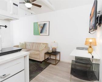 Tropical Oasis Studio In The Heart Of All The Fun! - San Diego - Living room