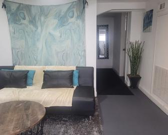 Cozy 2br bottom unit steps from Light Rail train - Seattle - Living room