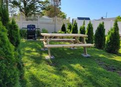 2 BR beach condo, 1 block from shore! - Narragansett - Patio