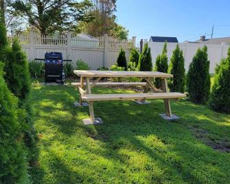 2 BR beach condo, 1 block from shore! - Narragansett - Patio