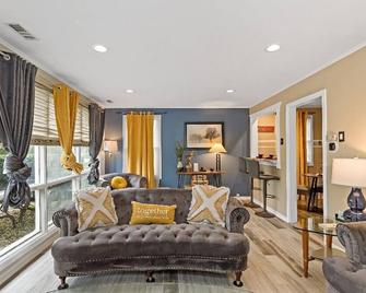 Charming Home With Hot Tub And Private Yard. Relax And Be At Peace - Homewood - Living room