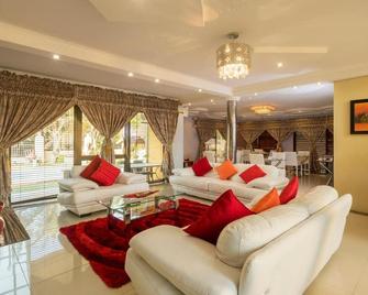 Ezulwini Guest House - Standard Double Room with balcony pool view, 2 guests - Ballito - Wohnzimmer