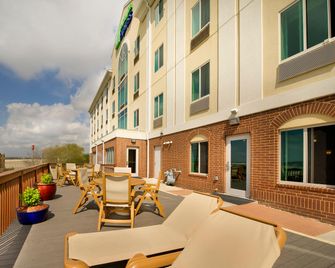 Holiday Inn Express & Suites San Antonio West-Seaworld Area By IHG - San Antonio - Varanda