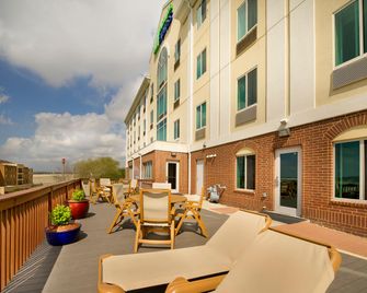 هوليداي إن إكسبرس آند سويتس سان أنطونيو ويست سي وورلد أريا باي آيتش جي - سان انطونيو - شرفة