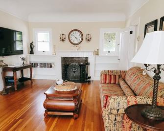 Experience The Americana - Walk to Downtown Lodi - Lodi - Living room