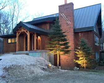 Luxury 6 Br, 3ba Hot Tub, Deck And Yard! Air Conditioning, Grill, Cedarwalk - Killington - Building