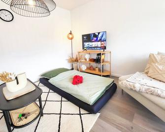 Stilvolle 3-Zimmer Wohnung in Ingolstadt mit Balkon und guter Autobahnanbindung - Ingolstadt - Living room